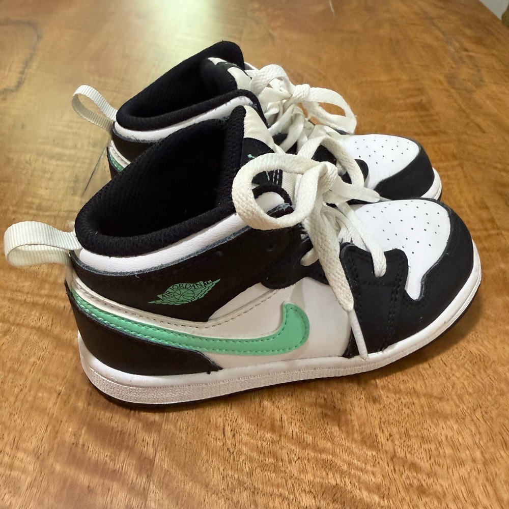 Little Kid Nike Jordan White and Black Sneakers with Mint Swoosh